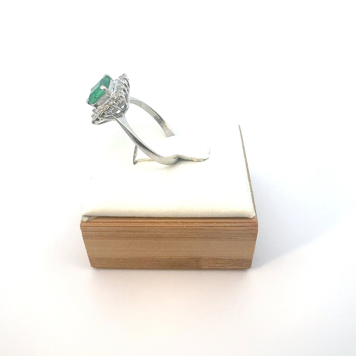 Natural Emerald & Natural Diamond Ring